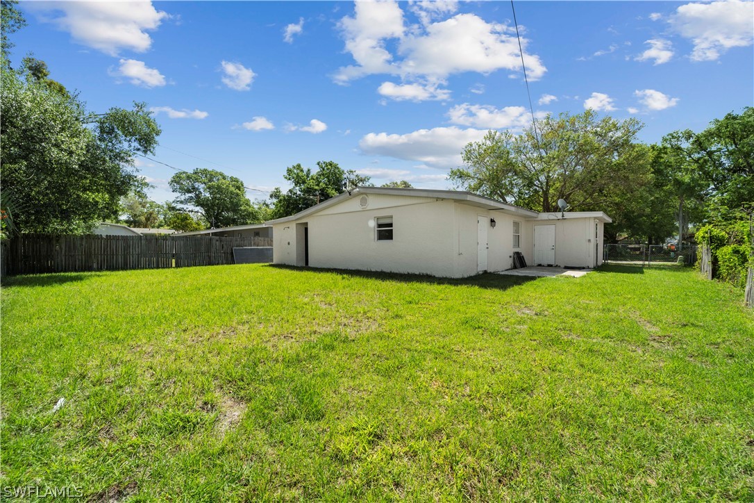 2345 Floyd Street Sarasota, FL 34239 - Photo 28 of 30 a backyard of a house with lots of green space