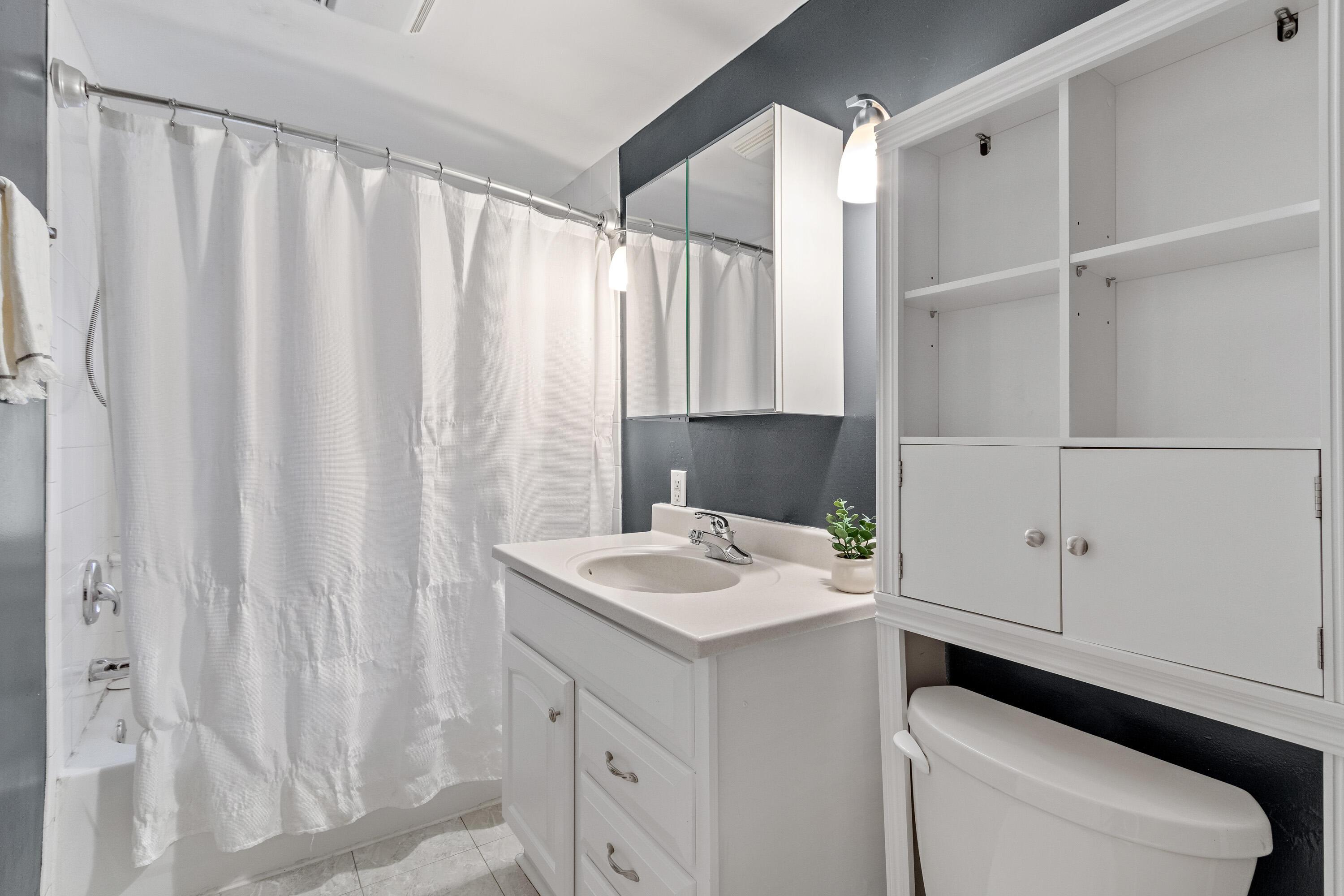 187-189 West Pacemont Road Columbus, OH 43202 - Photo 20 of 24 Full Bathroom