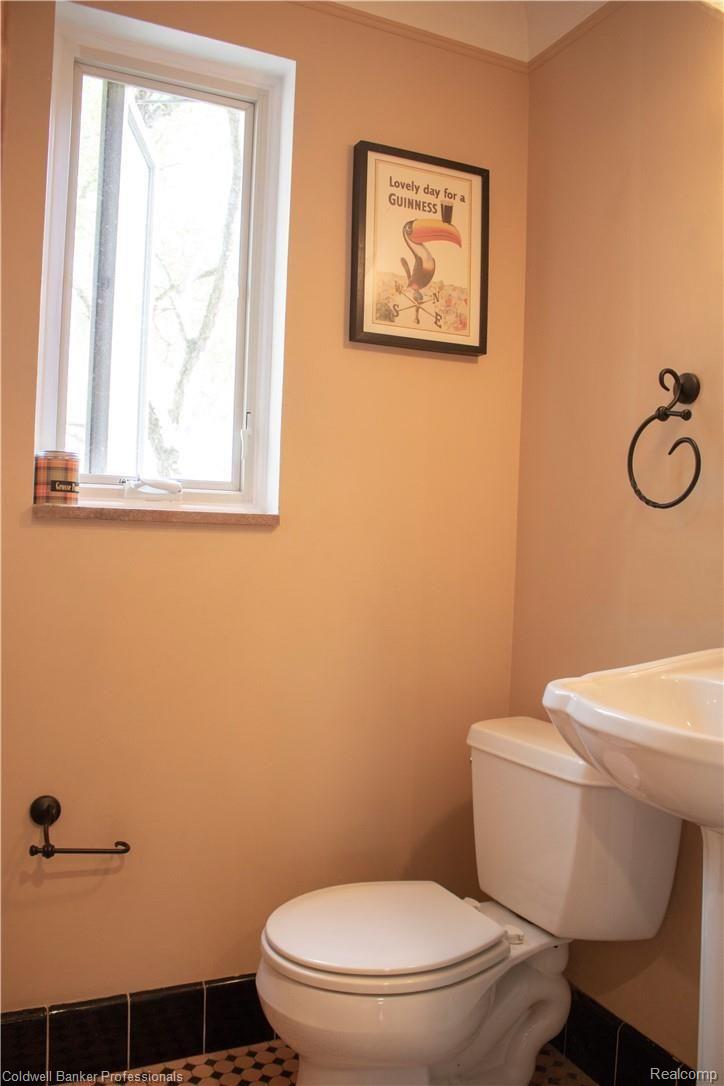 1352 Bishop Road Grosse Pointe, MI 48230 - Photo 19 of 27 20-1352-Bishop-halfbath.jpg
