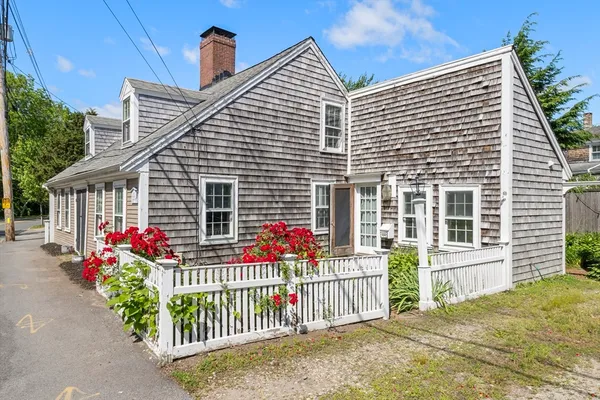 $900,000 | 191-193 South Street, Hingham, MA 02043