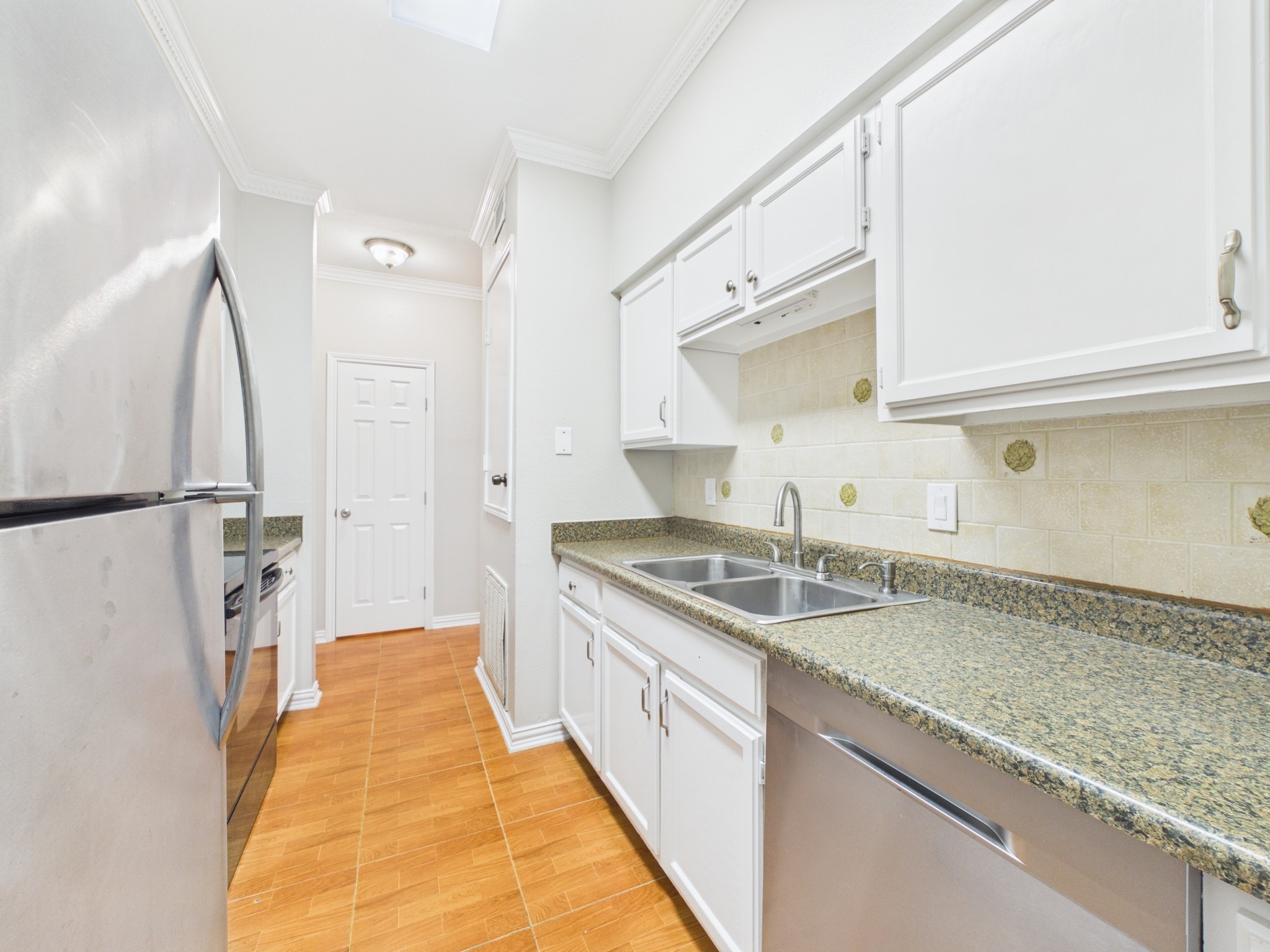 4001 Tanglewilde Street, Unit 709 Houston, TX 77063 - Photo 7 of 23 Well-equipped kitchen perfect for everyday cooking