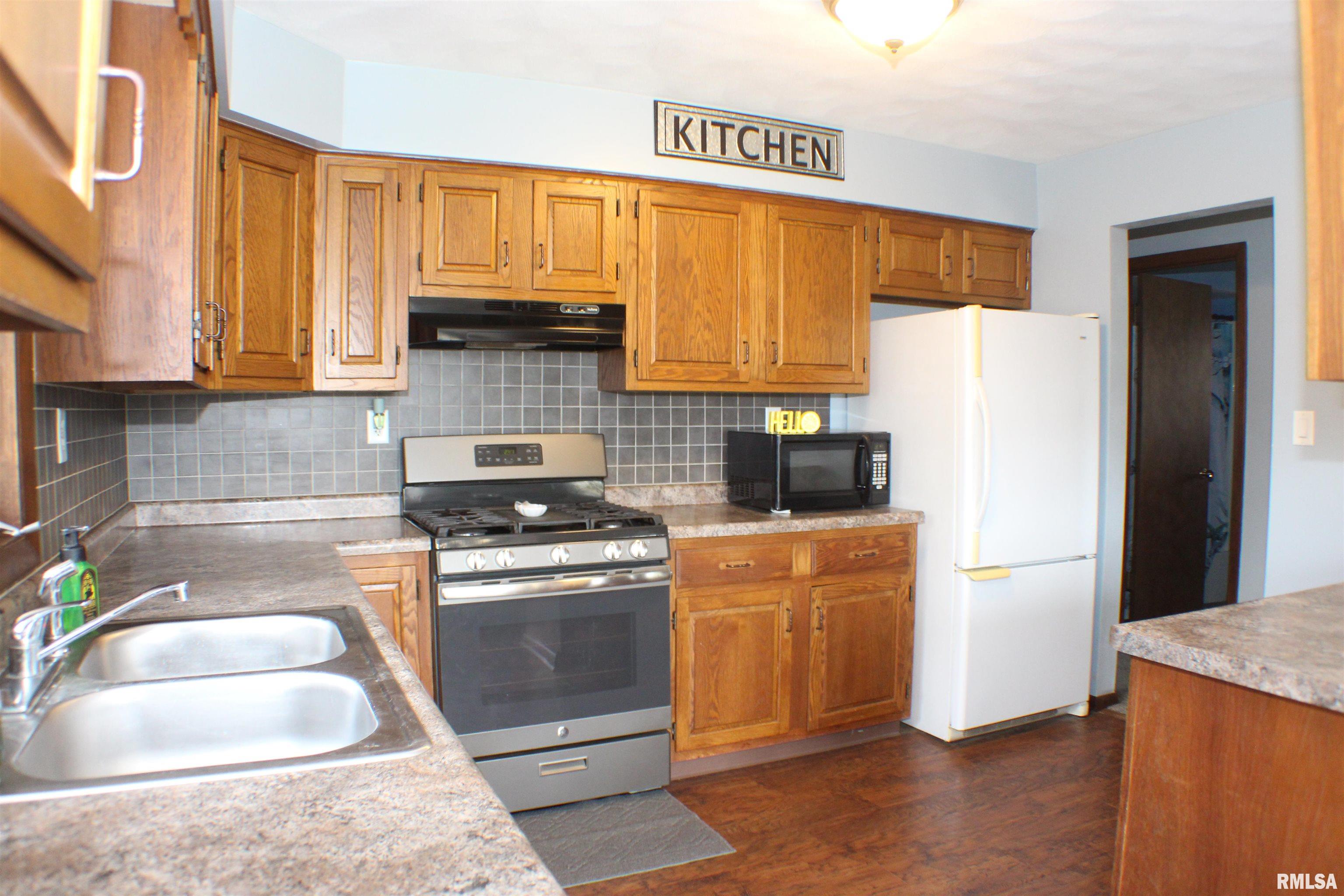 2195 Harvey Road Albany, IL 61230 - Photo 3 of 32