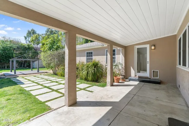 a view of a house with backyard and porch