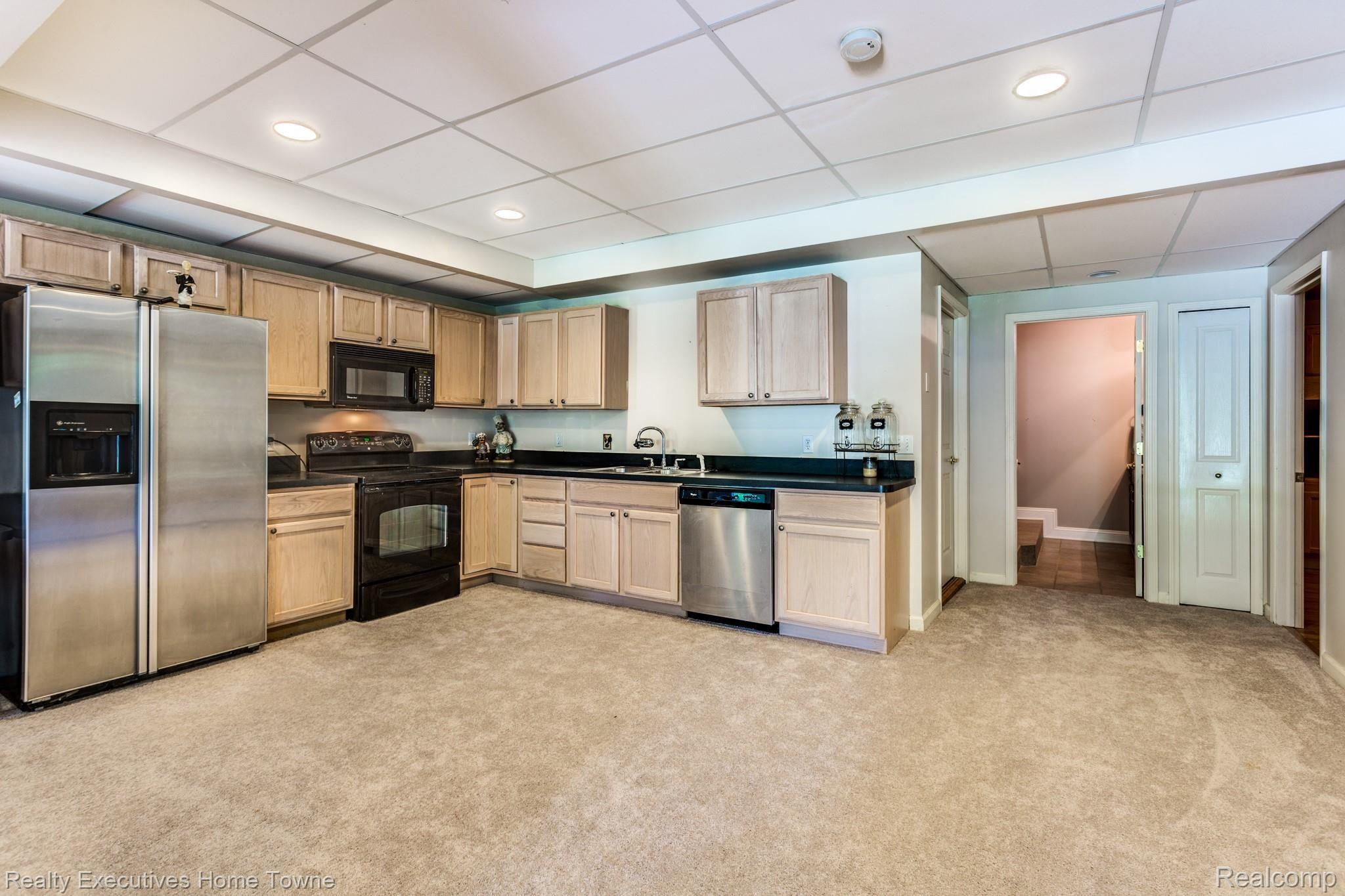 4224 Wincrest Lane Rochester, MI 48306 - Photo 54 of 74 Full kitchen!