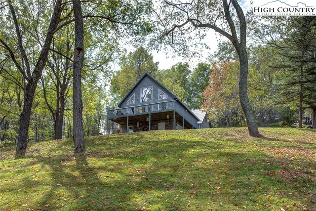 a view of a house with backyard and tree