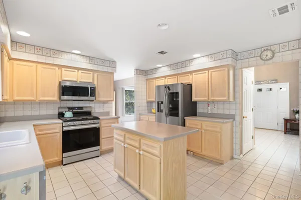$869,900 | 88 Highview Avenue, Nanuet, NY 10954