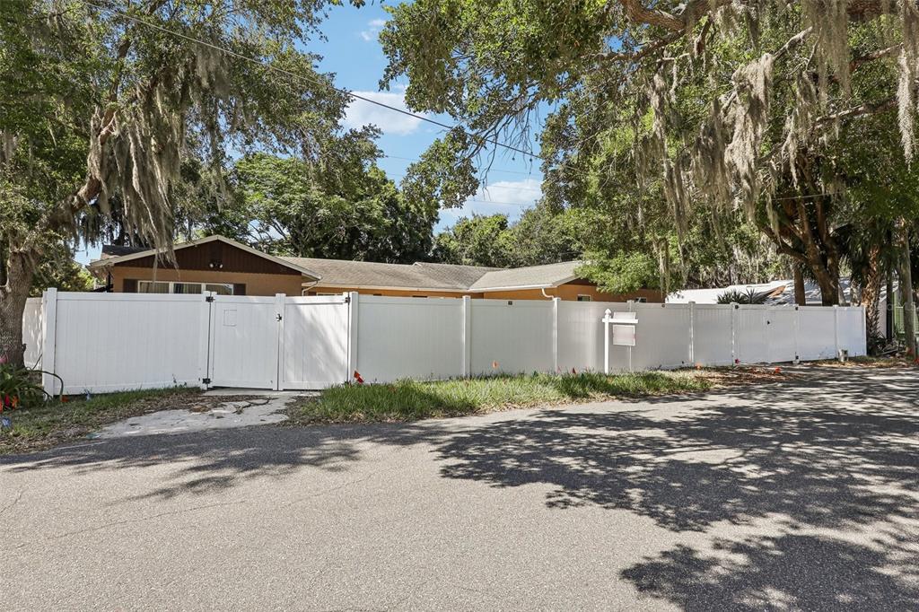 201 Rosefield Avenue Leesburg, FL 34748 - Photo 4 of 43 a backyard of a white house