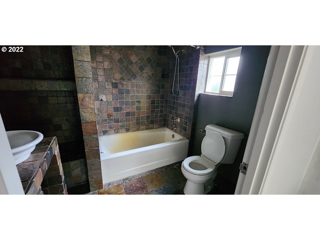 326 P G Sweet Road Kelso, WA 98626 - Photo 11 of 15 a bathroom with a toilet a sink and bathtub