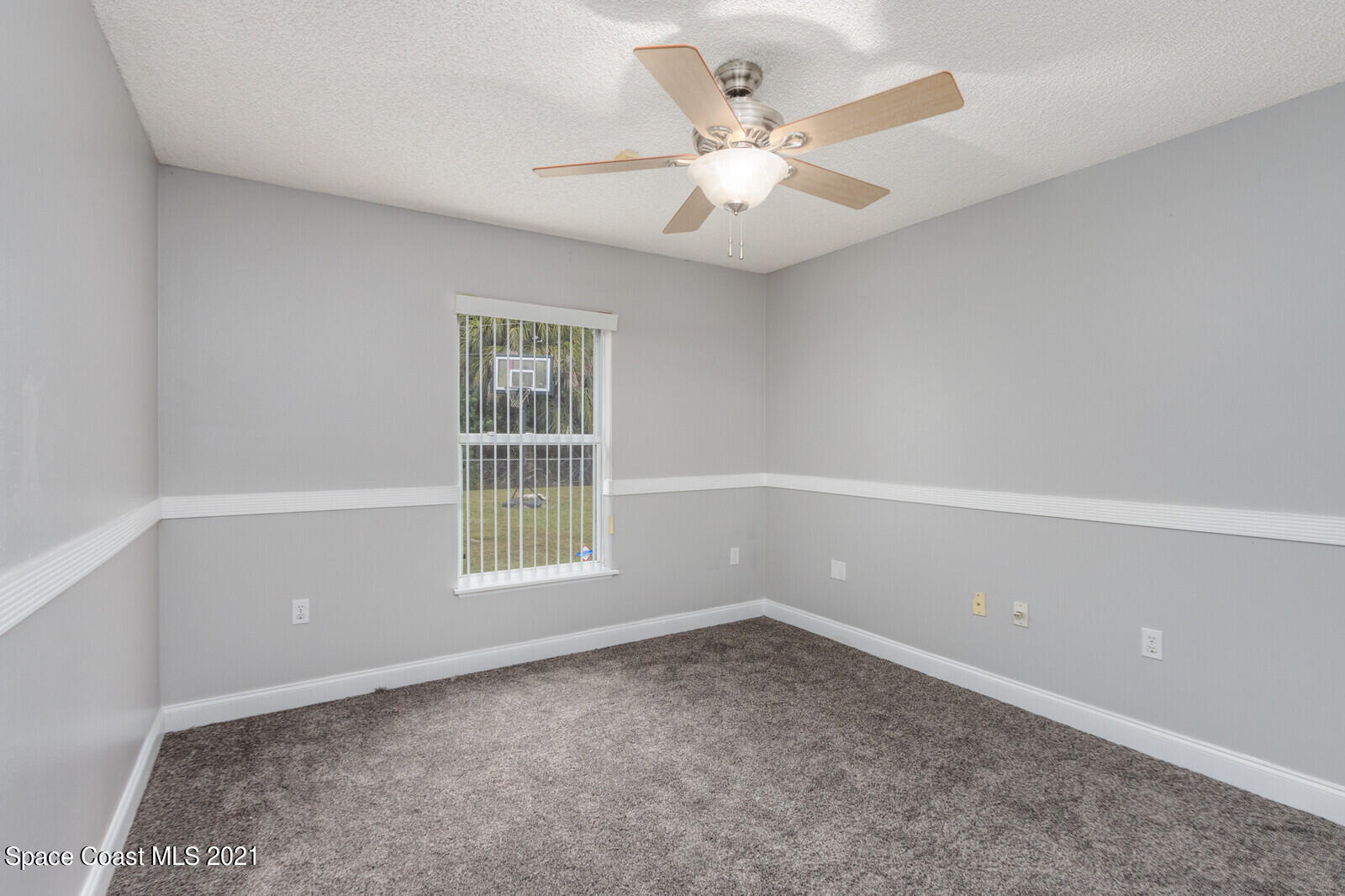 335 Gordon Road Northwest Palm Bay, FL 32907 - Photo 29 of 58 an empty room with a window