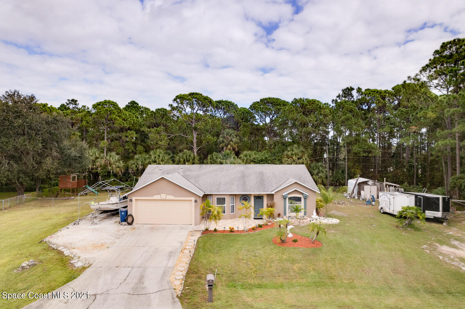 335 Gordon Road Northwest Palm Bay, FL 32907 - Photo 40 of 58 a front view of a house with garden