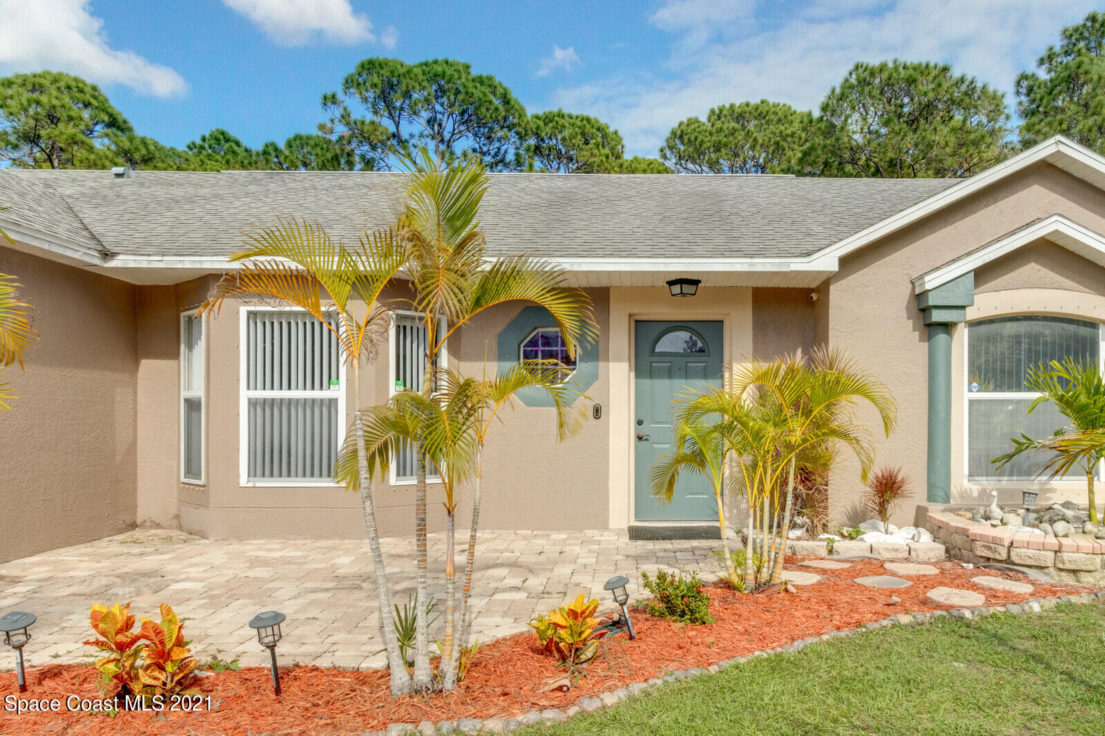 335 Gordon Road Northwest Palm Bay, FL 32907 - Photo 4 of 58 a front view of house with yard