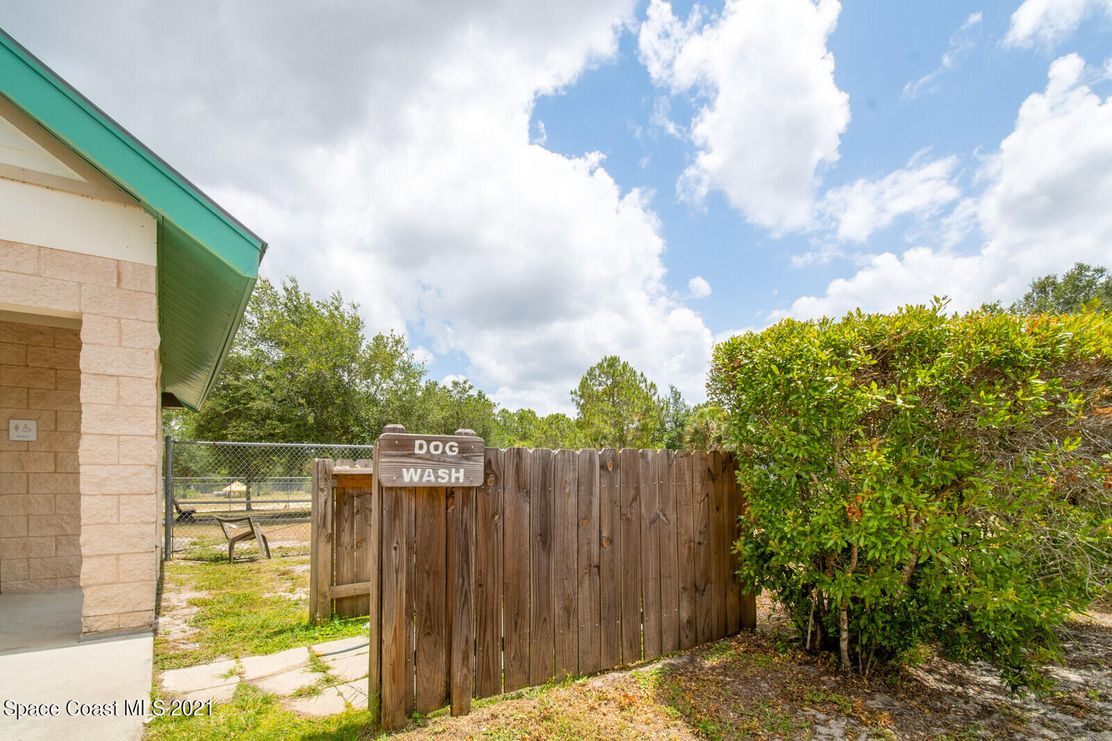335 Gordon Road Northwest Palm Bay, FL 32907 - Photo 54 of 58 a view of a backyard
