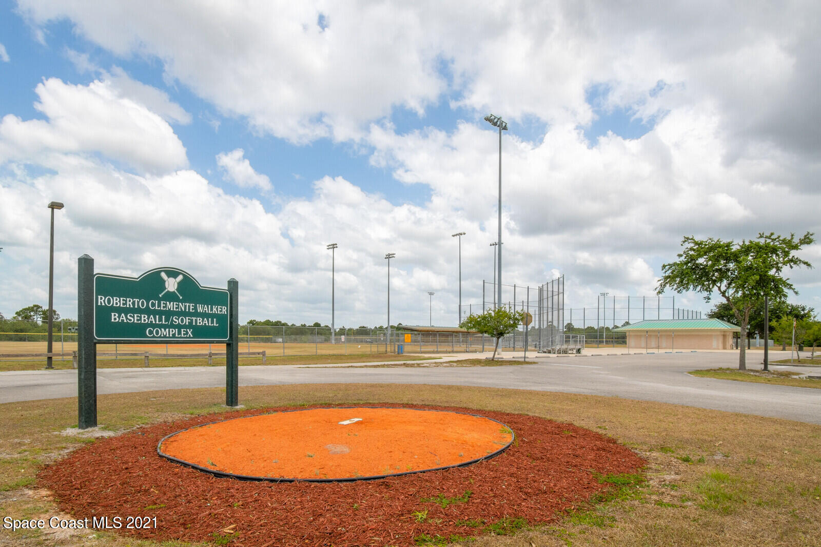 335 Gordon Road Northwest Palm Bay, FL 32907 - Photo 57 of 58 a view of a swimming pool and a yard