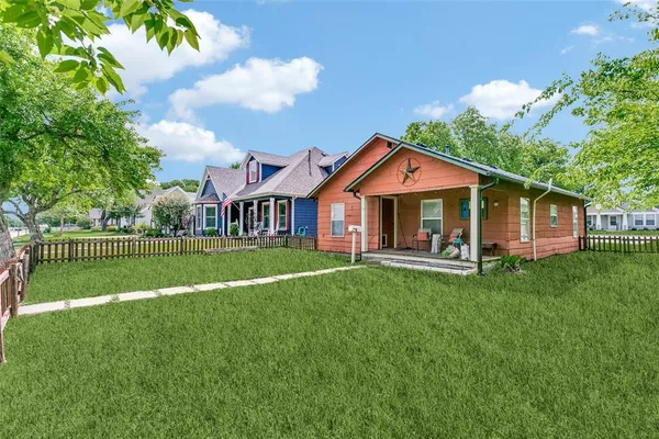 $450,000 | 612 East Wall Street, Grapevine, TX 76051
