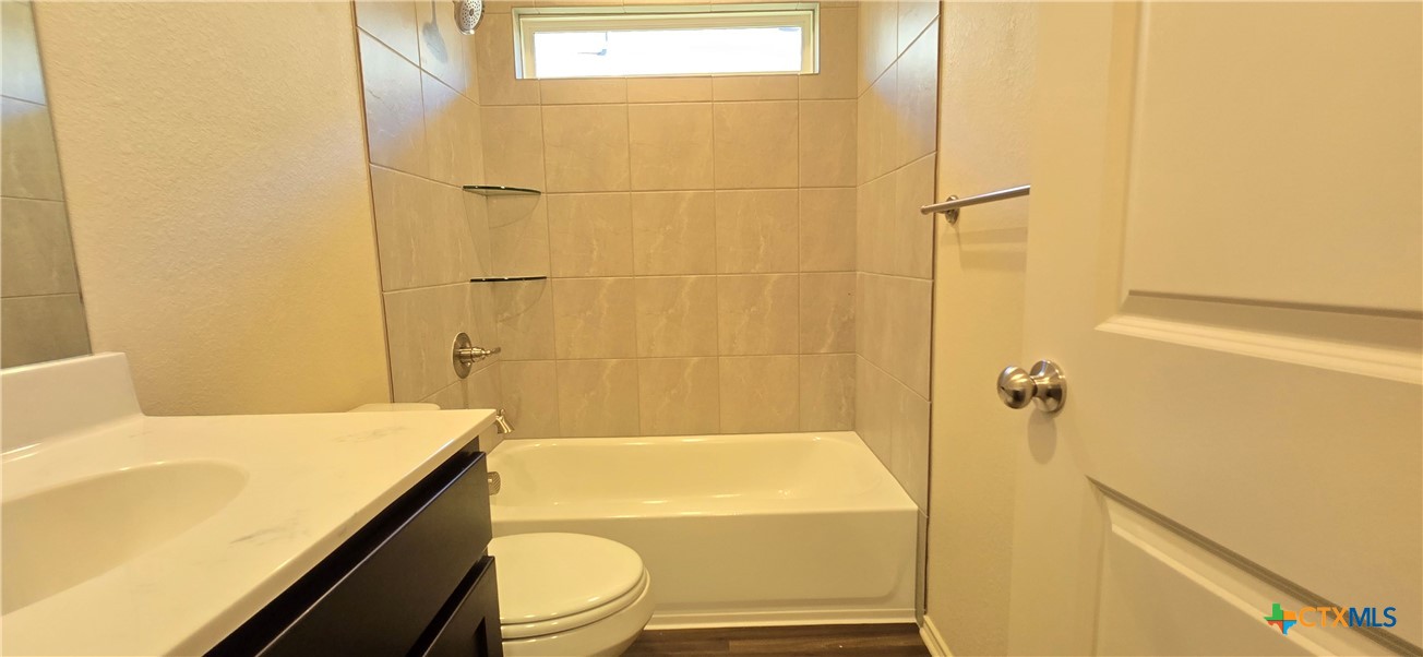 338 Monty Road Copperas Cove, TX 76522 - Photo 8 of 14 a bathroom with a bath tub