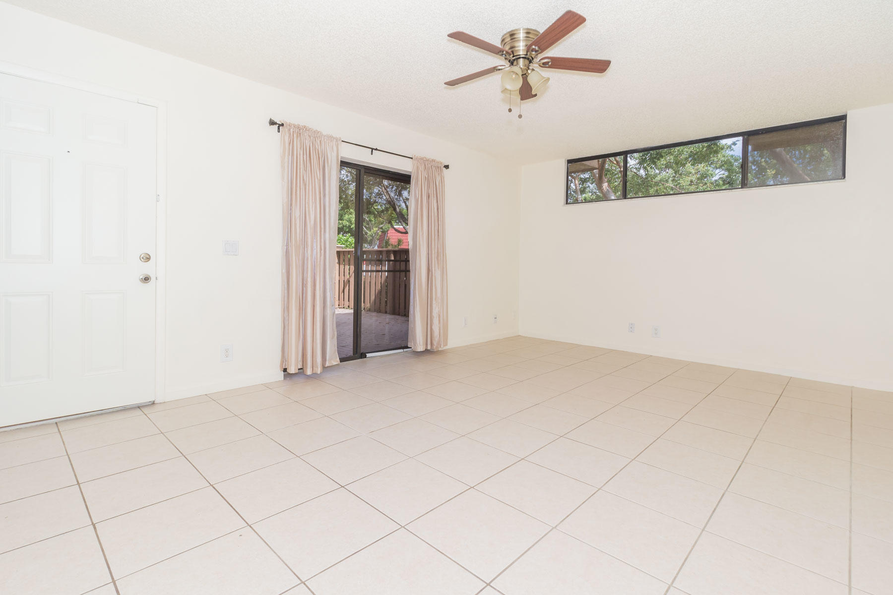 8189 Severn Drive Boca Raton, FL 33433 - Photo 8 of 43 Living Room