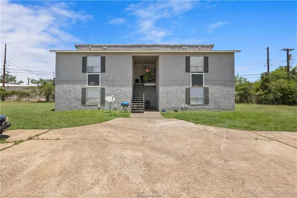 a front view of house with yard