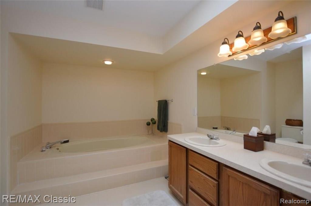 21635 Stanstead Road Northville, MI 48167 - Photo 21 of 41