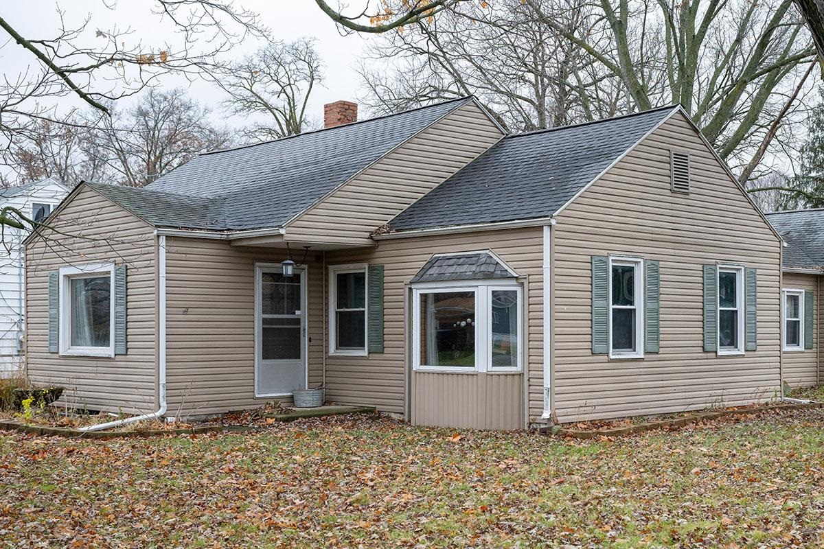 a view of a house with a yard