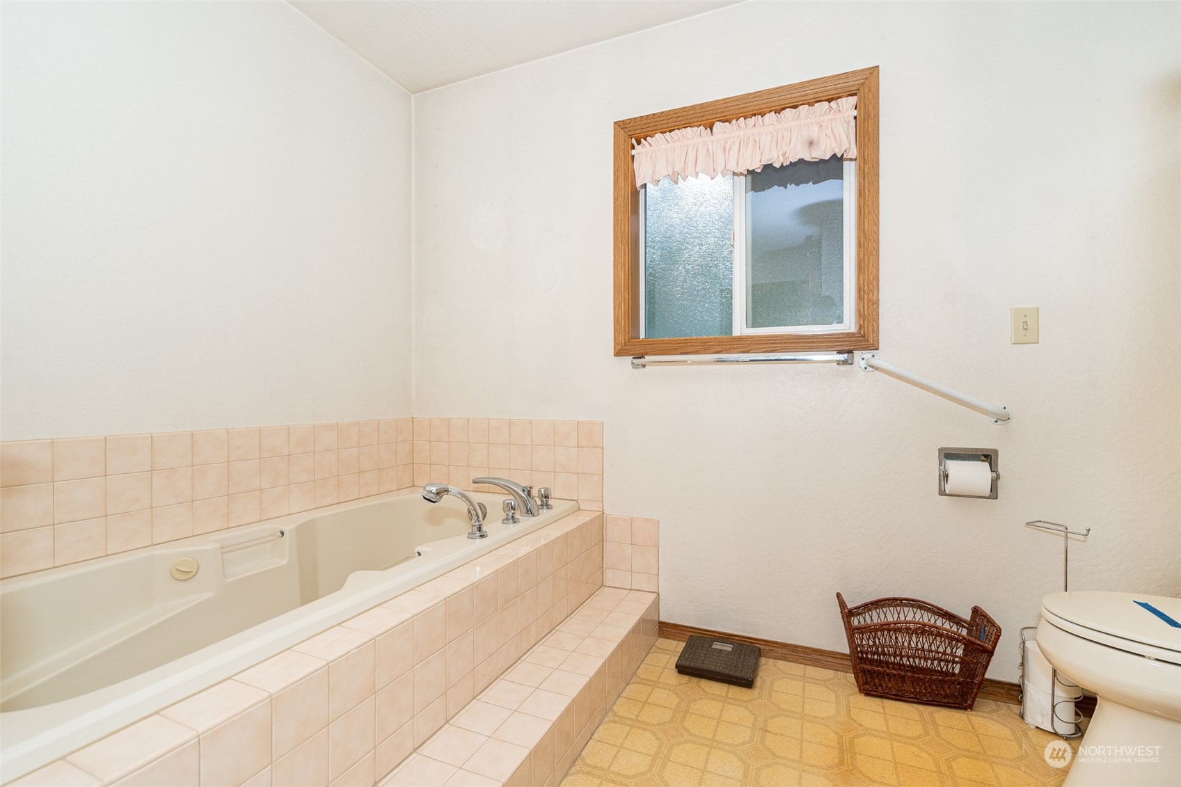 1345 Pleasant Valley Road Chehalis, WA 98532 - Photo 18 of 40 a bathroom with a bathtub and a window