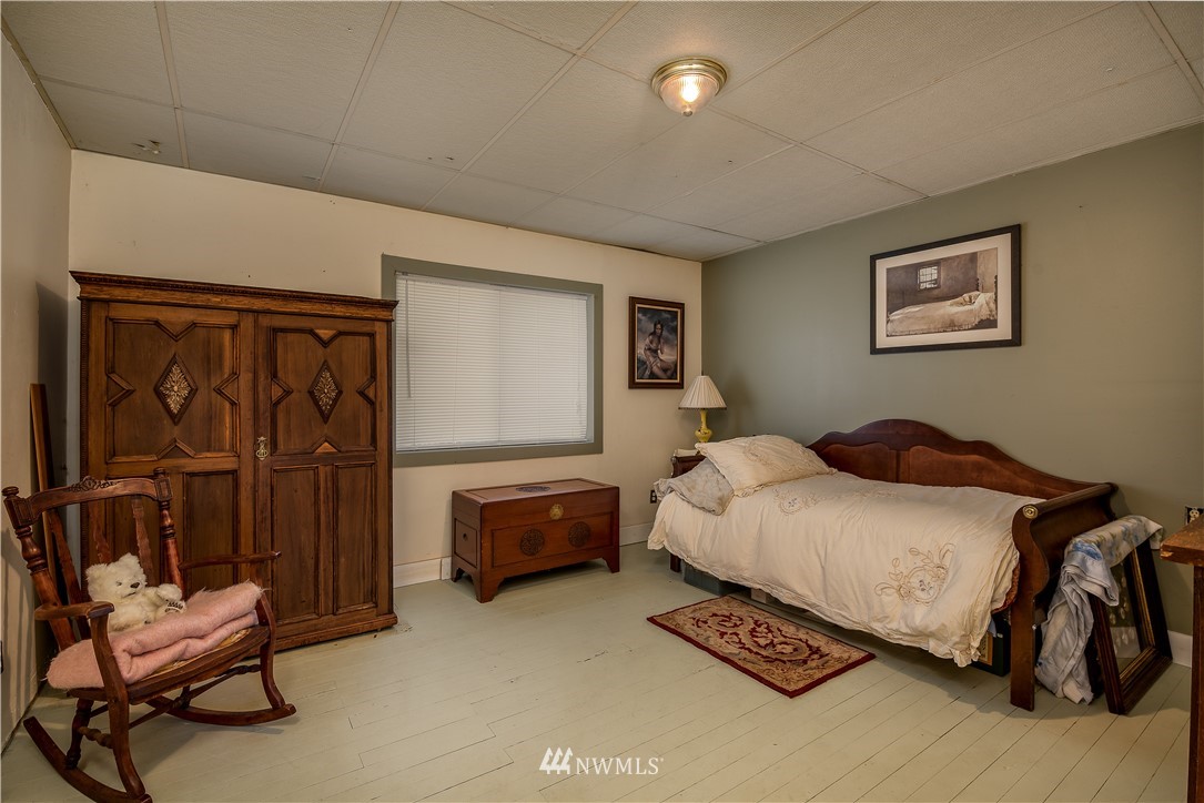 3635 H Street Road Blaine, WA 98230 - Photo 11 of 16 a bedroom with bed and closet