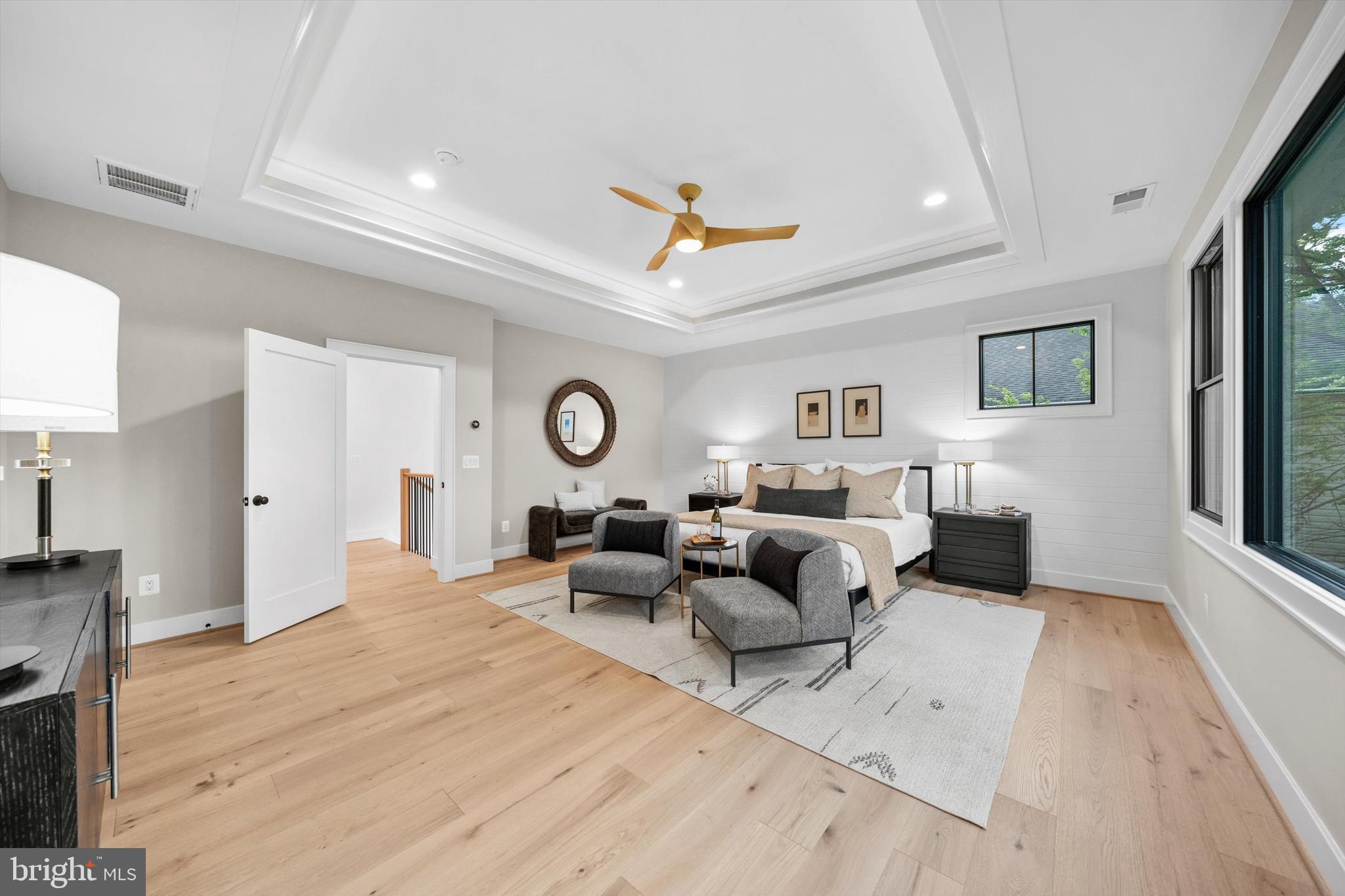 6807 29th Street North Arlington, VA 22213 - Photo 22 of 36 a living room with furniture
