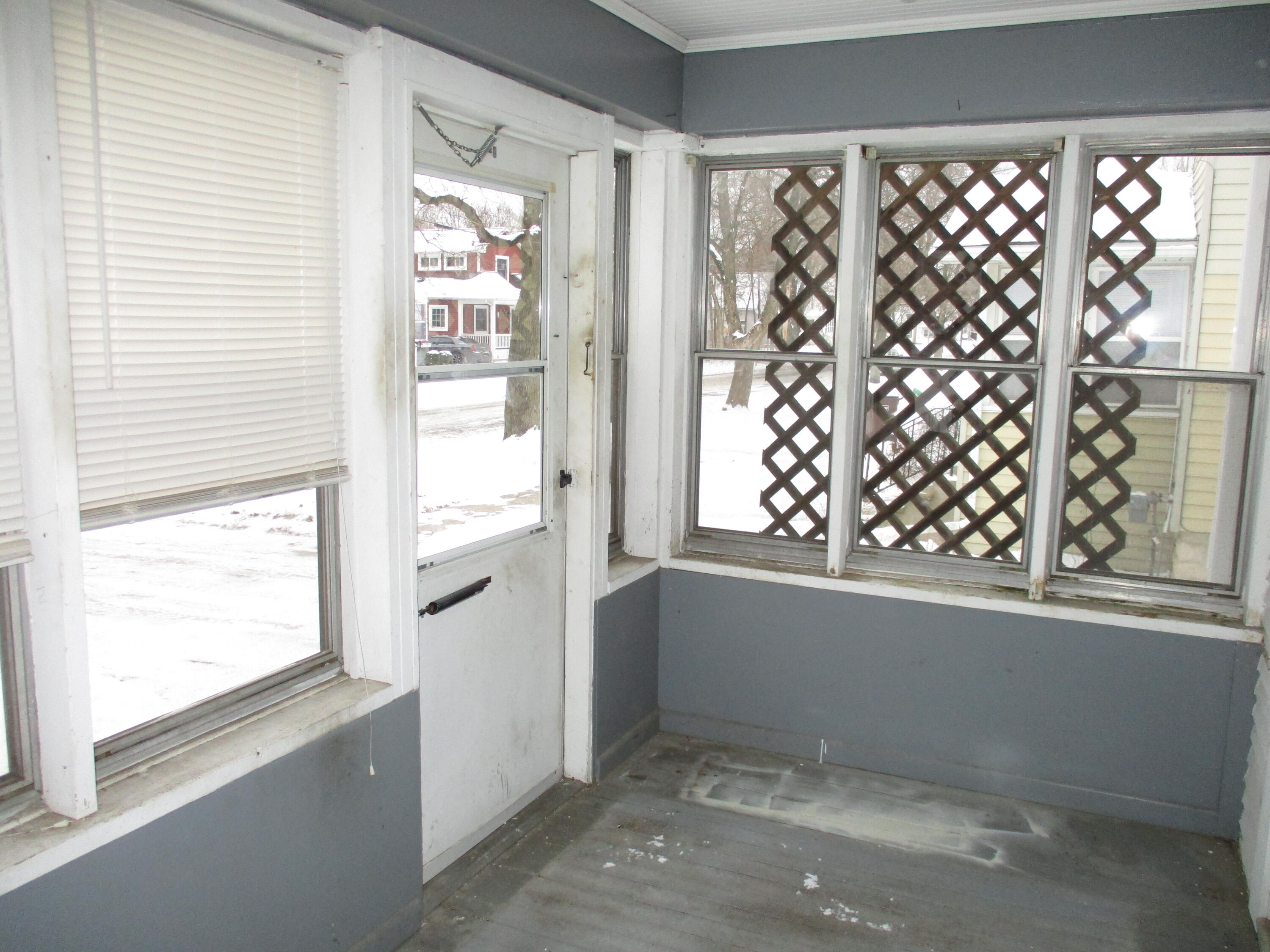 428 Bates Street Jackson, MI 49202 - Photo 3 of 43 3