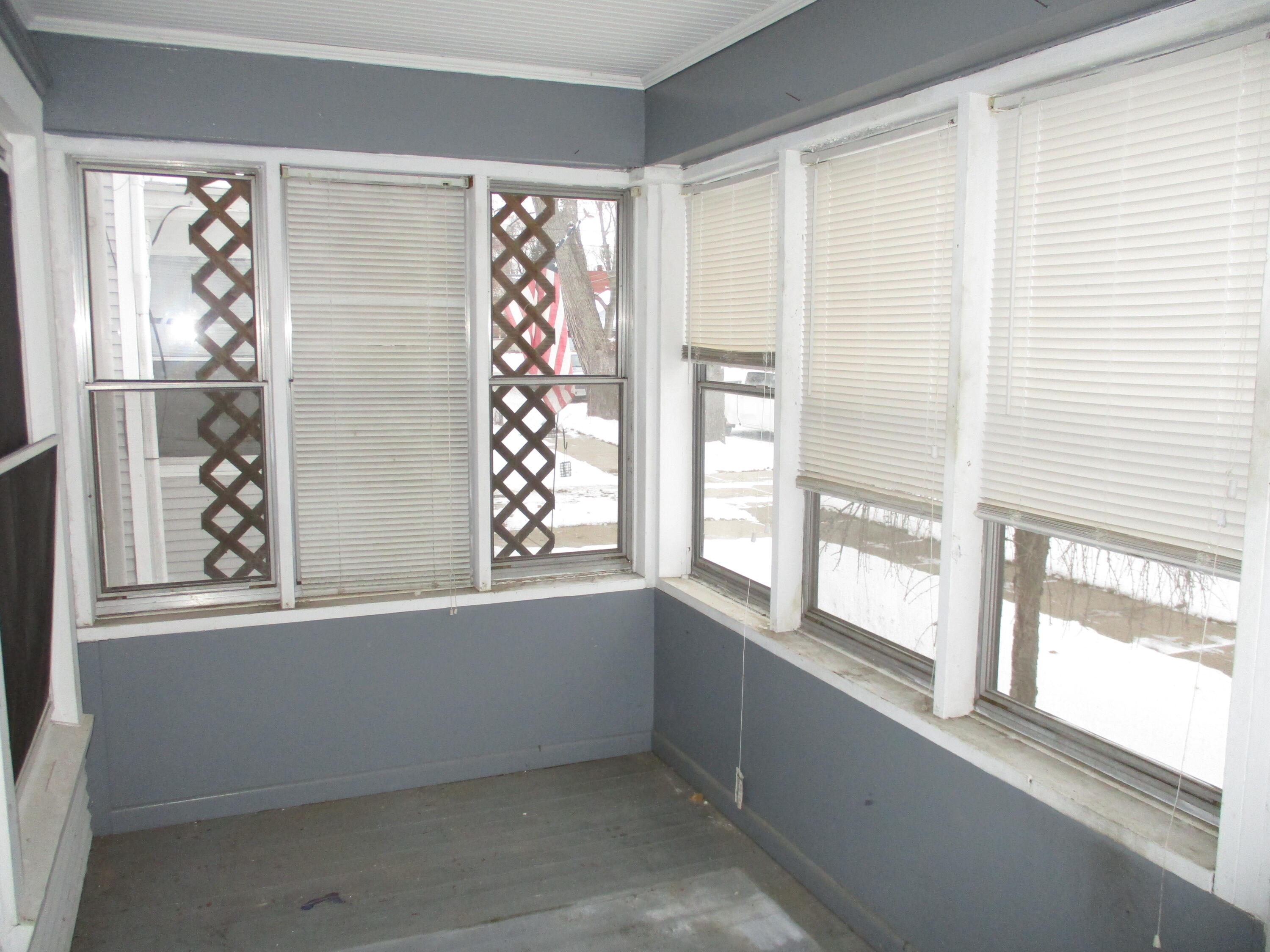 428 Bates Street Jackson, MI 49202 - Photo 4 of 43 4