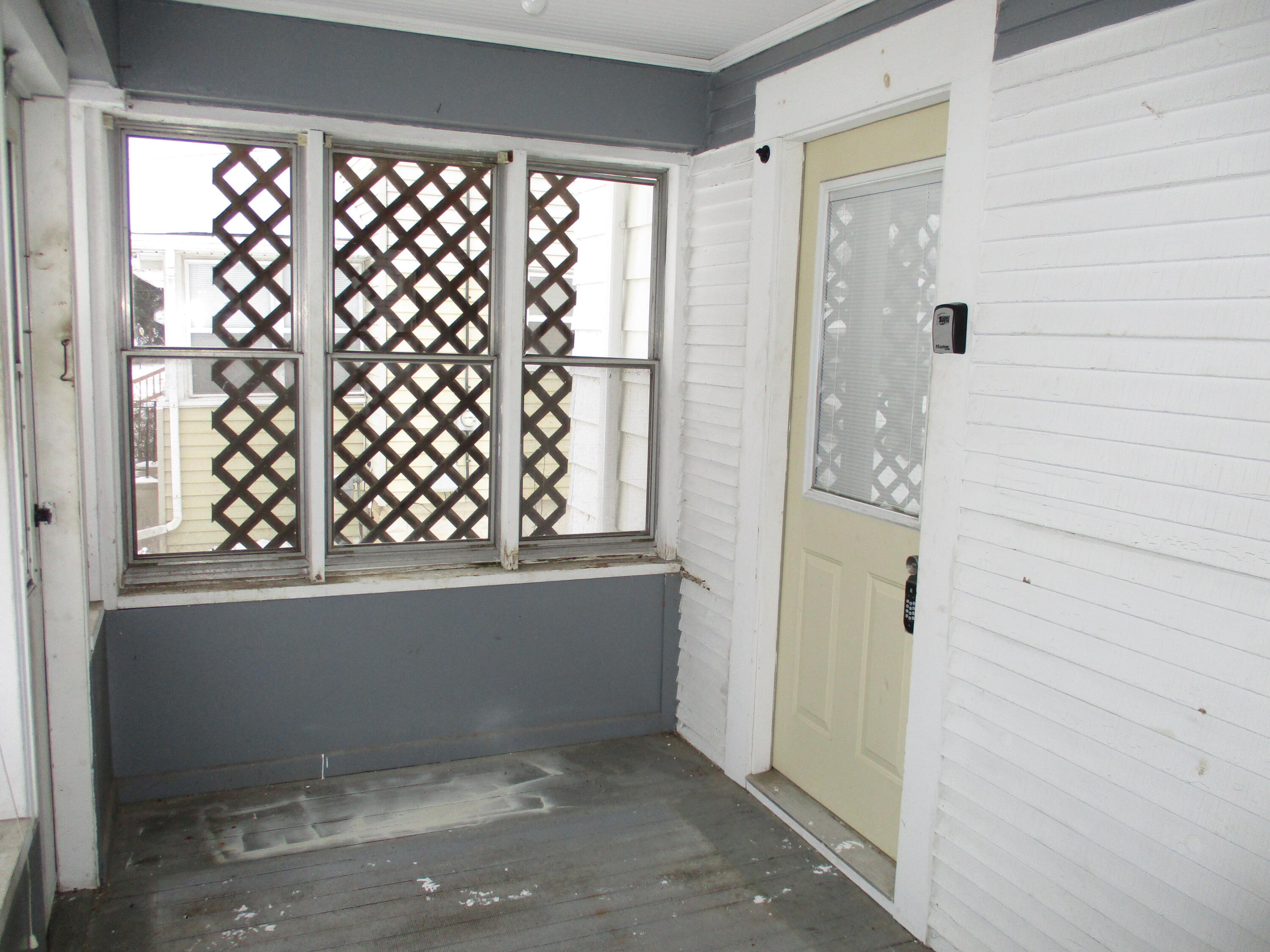 428 Bates Street Jackson, MI 49202 - Photo 5 of 43 5