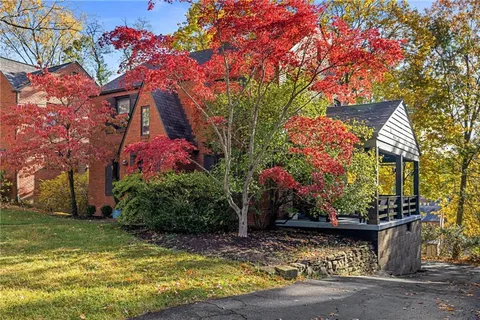 a view of a fountain in front of house