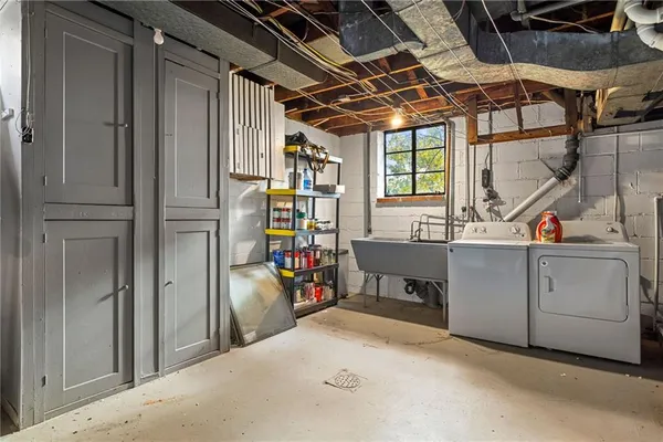 a view of utility room