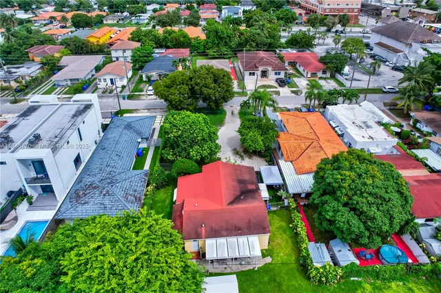 a view of a house with backyard and a tree