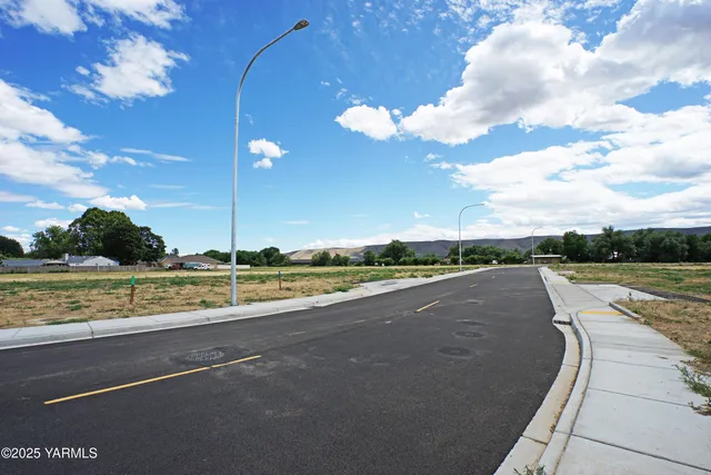 a view of a terrace with sky view