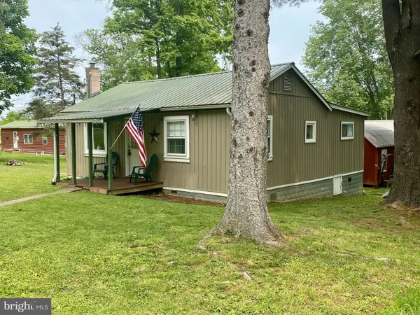 a view of a house with a backyard