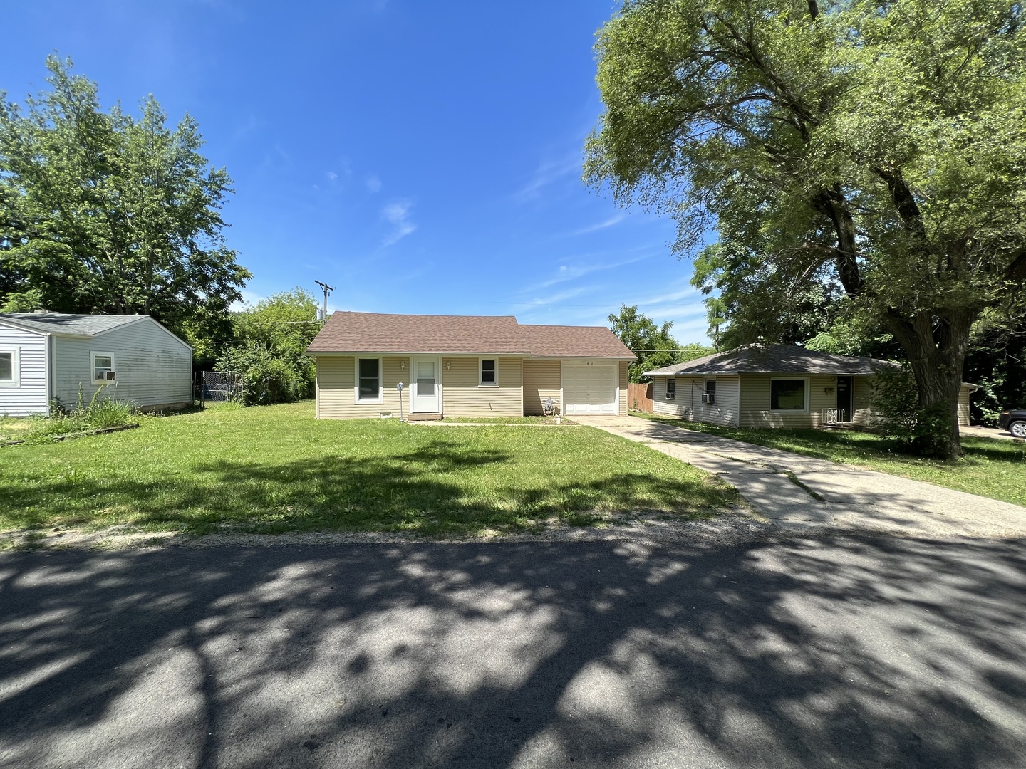 1013 Deephaven Drive Joliet, IL 60432 - Photo 3 of 17 a front view of a house with garden