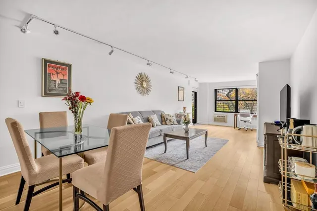 $1,060,000 | 205 West End Avenue, Unit 2J | Upper West Side