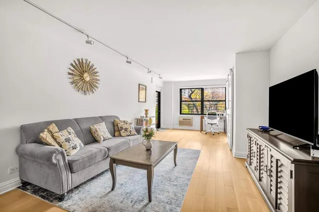 $1,060,000 | 205 West End Avenue, Unit 2J | Upper West Side