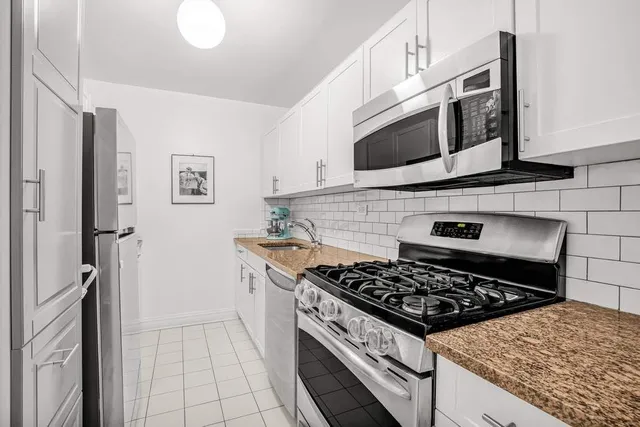 $1,060,000 | 205 West End Avenue, Unit 2J | Upper West Side