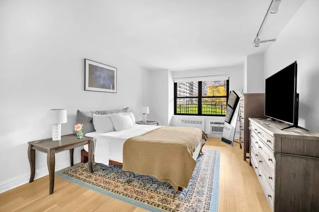 $1,060,000 | 205 West End Avenue, Unit 2J | Upper West Side