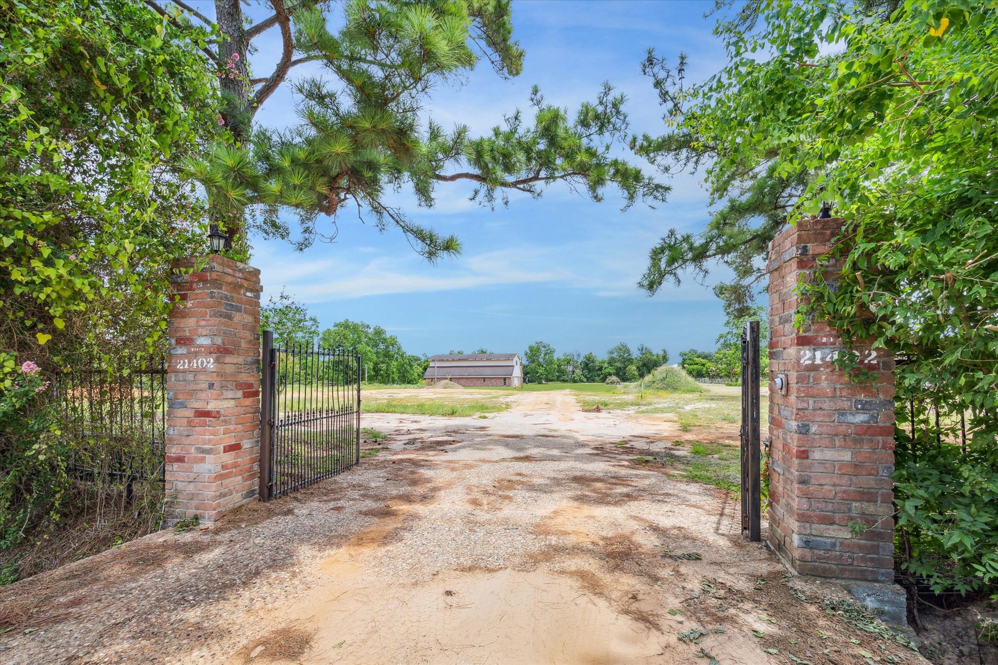 21402 Rosehill Church Road Tomball, TX 77377 - Photo 3 of 7 Drive-in view of the property entrance.
