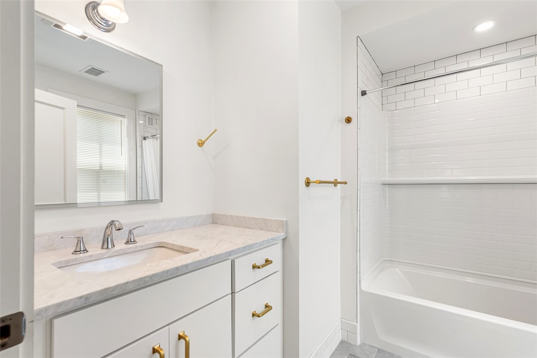 128 Sheldon Street Providence, RI 02906 - Photo 9 of 40 Ensuite Bath for BR1