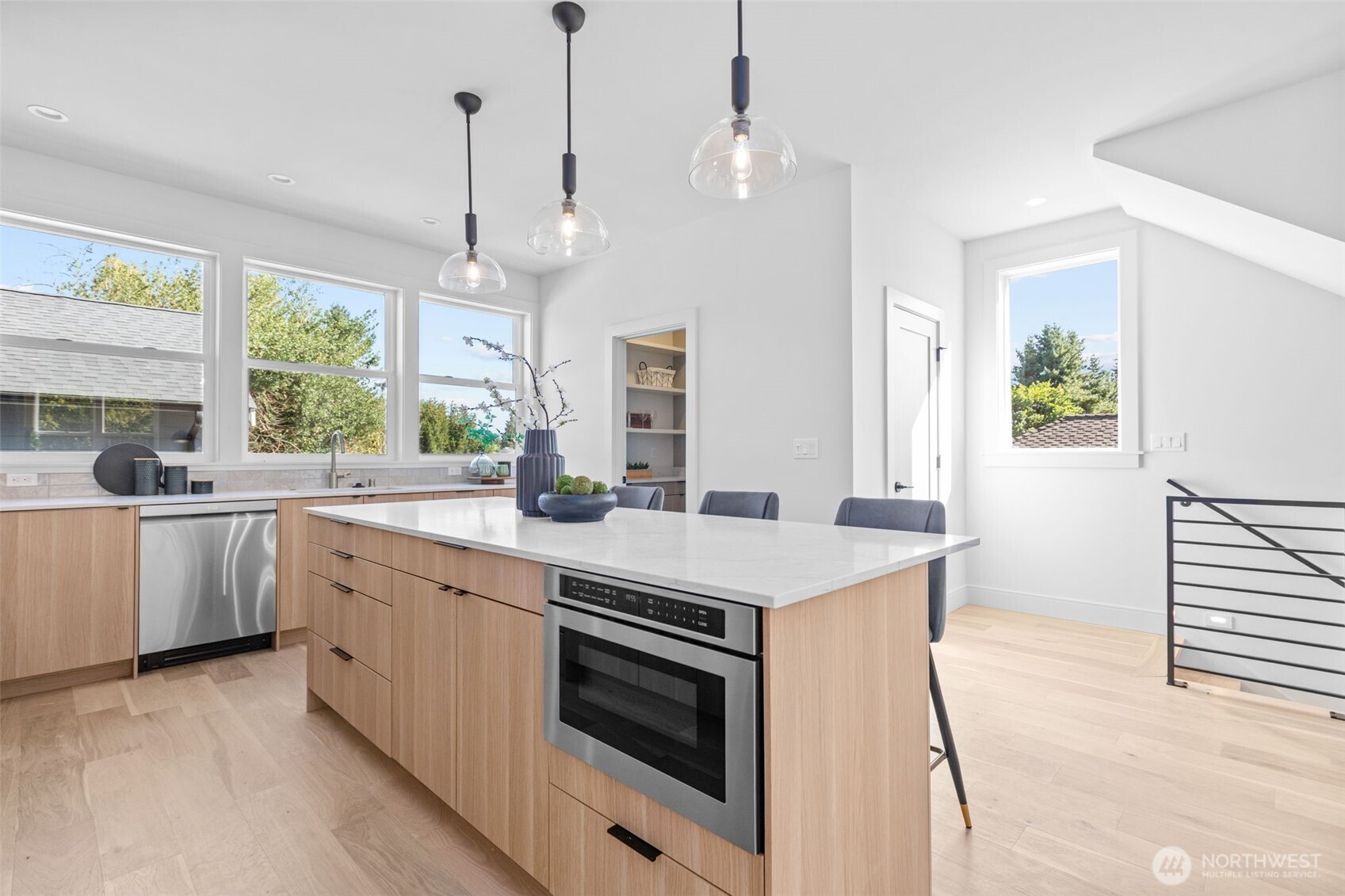 7350 22nd Avenue Northwest Seattle, WA 98117 - Photo 9 of 28