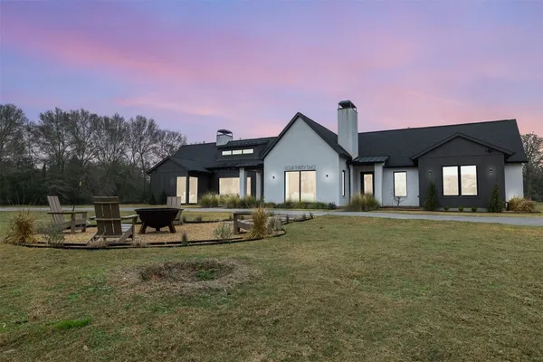 $1,395,000 | 432 South Garrett Circle, Bellville, TX 77418