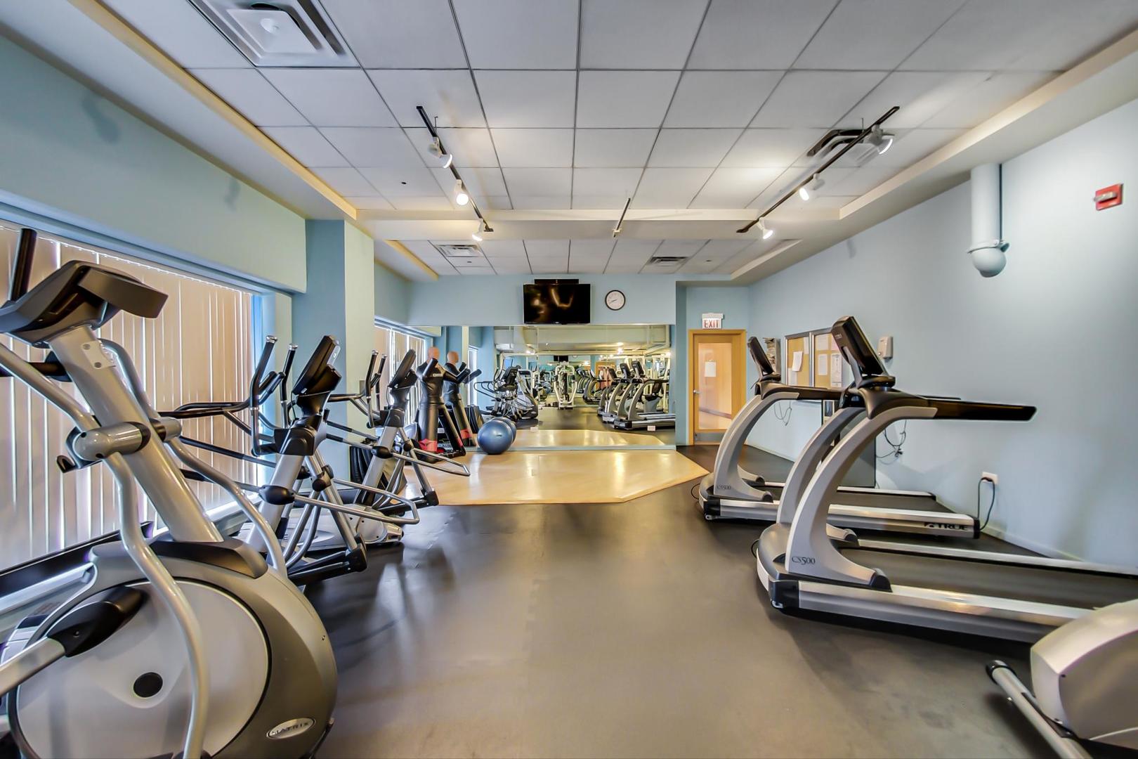 933 West Van Buren Street, Unit 903 Chicago, IL 60607 - Photo 45 of 50 a view of a room with gym equipment