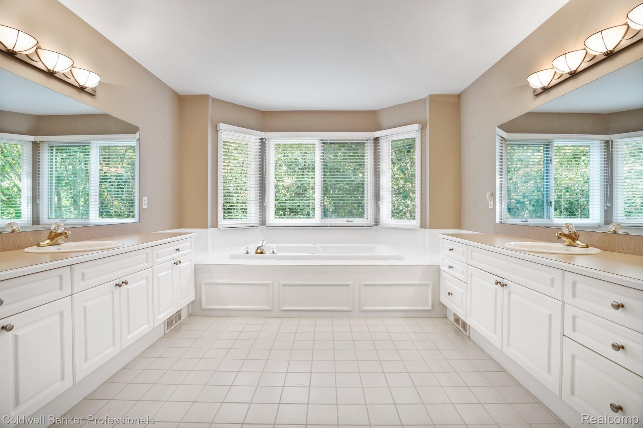 5689 Kirkridge Trail Rochester, MI 48306 - Photo 32 of 62 5689-Kirkridge-Trail-36.JPG