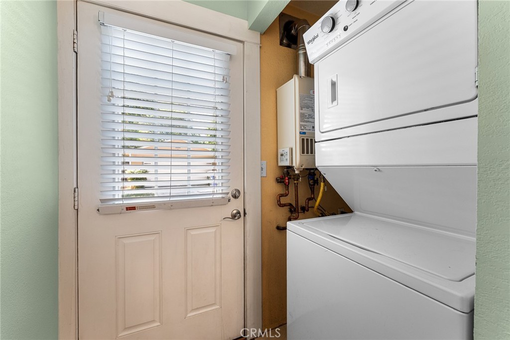 4390 Edgewood Place Riverside, CA 92506 - Photo 14 of 32 a utility room with dryer and washer