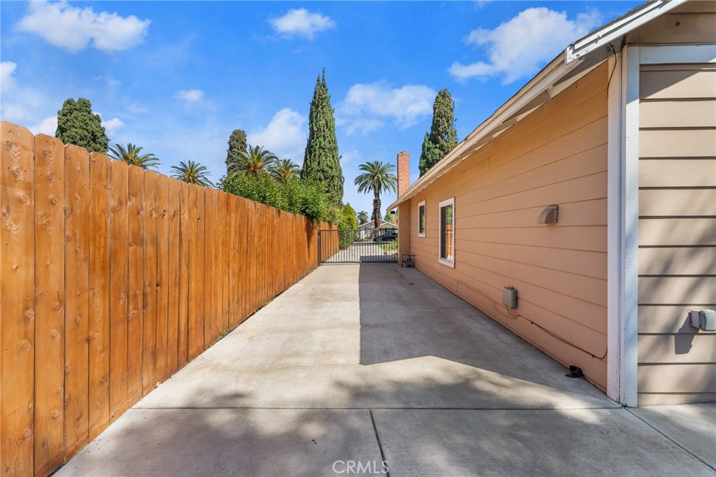 4390 Edgewood Place Riverside, CA 92506 - Photo 25 of 32 a view of a balcony with wooden fence and a potted plant