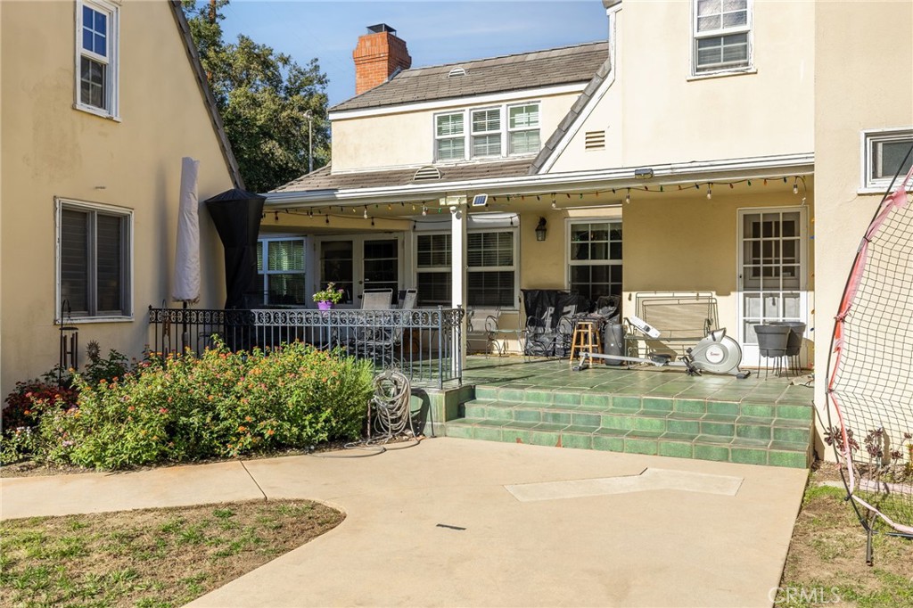 2964 Lombardy Road Pasadena, CA 91107 - Photo 53 of 69 front view of a house with a yard