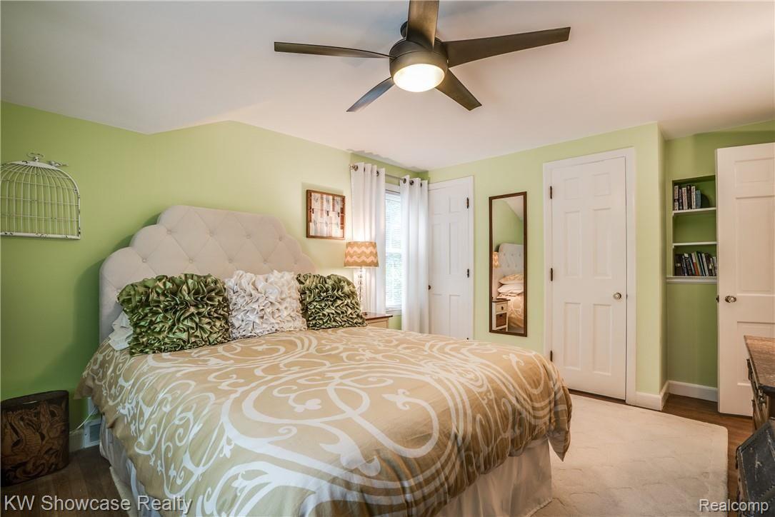 4105 Cumberland Road Berkley, MI 48072 - Photo 33 of 41 There are 3 closets in this bedroom.