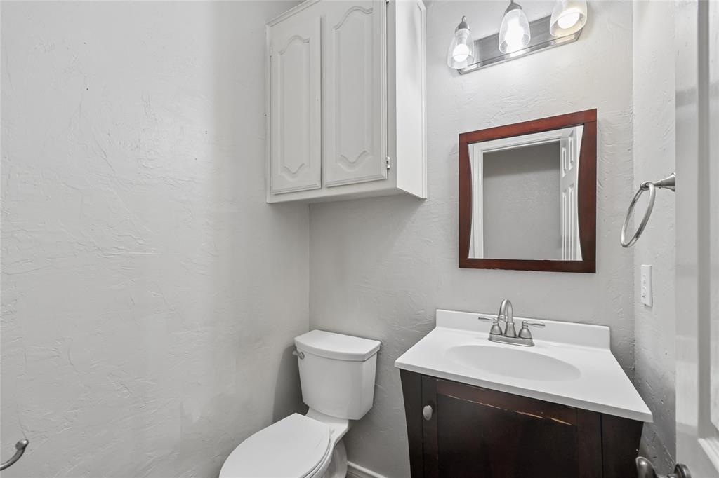 828 Rockefeller Lane Allen, TX 75002 - Photo 24 of 31 a bathroom with a toilet sink and mirror